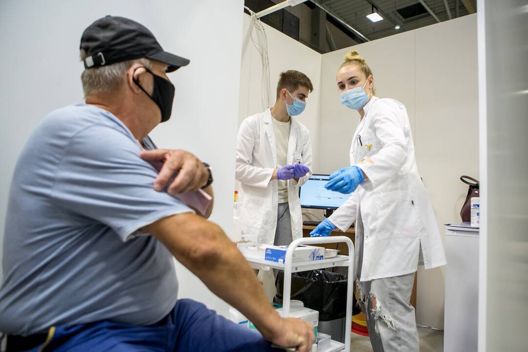 Seimo pirmininkė apie spartesnį skiepijimąsi: reikia derinti skatinamąsias ir ribojamąsias priemones