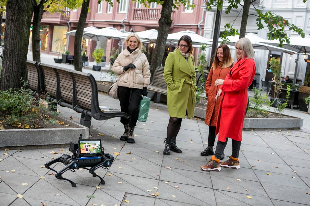 Laisvės alėjoje – pažintis su keturkoju robotu
