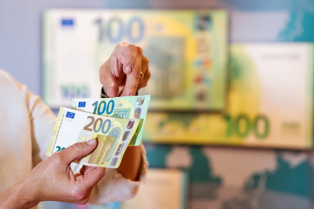 Pristatyti naujieji 100 ir 200 eurų banknotai