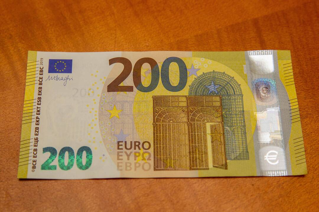 Pristatyti naujieji 100 ir 200 eurų banknotai