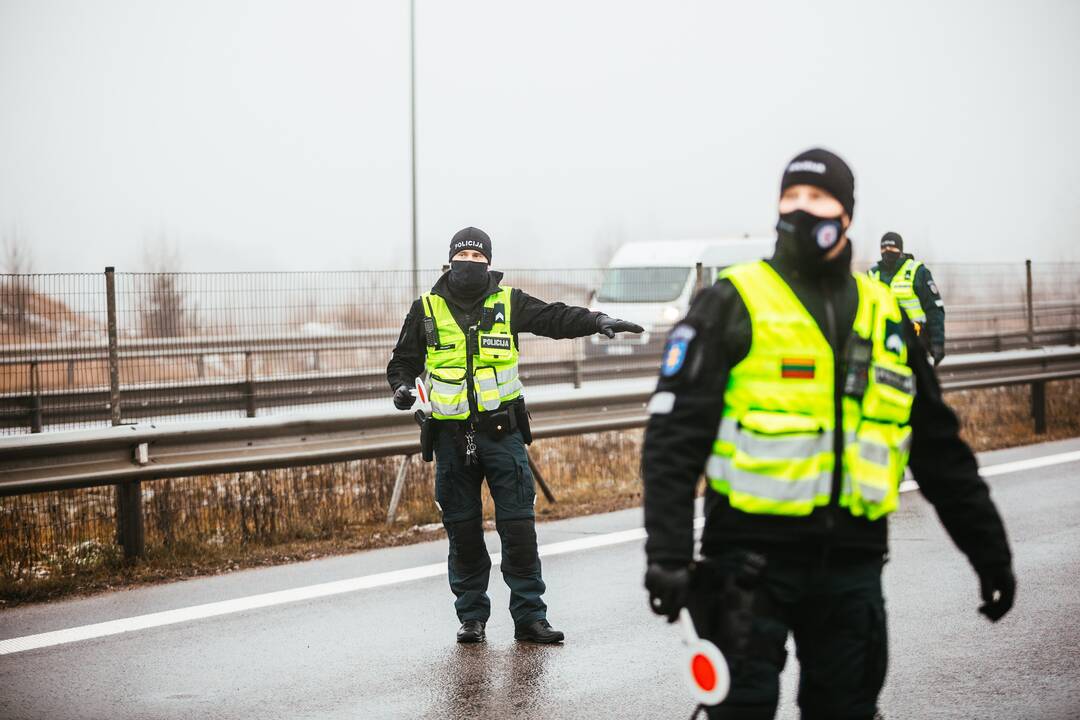 Policija pradėjo masinę judėjimo kontrolę