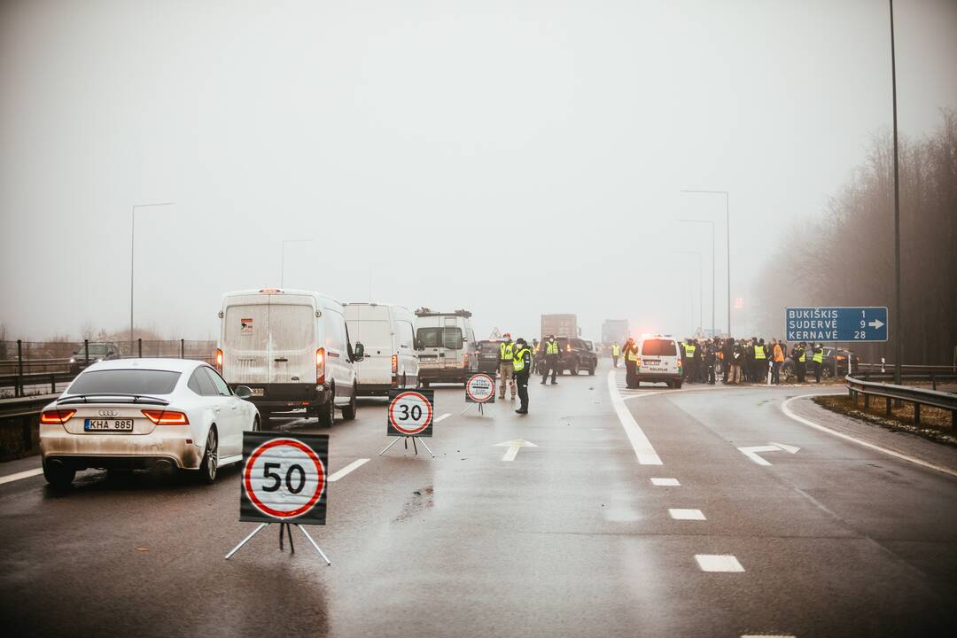 Policija pradėjo masinę judėjimo kontrolę