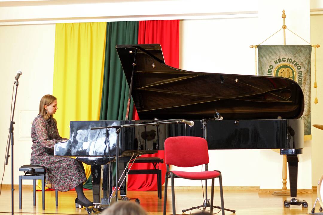 Popietė: J.Kačinsko muzikos mokykloje iš visų kampelių sklindantys muzikos garsai skambaus šurmulio pripildė erdvią įstaigos fojė.
