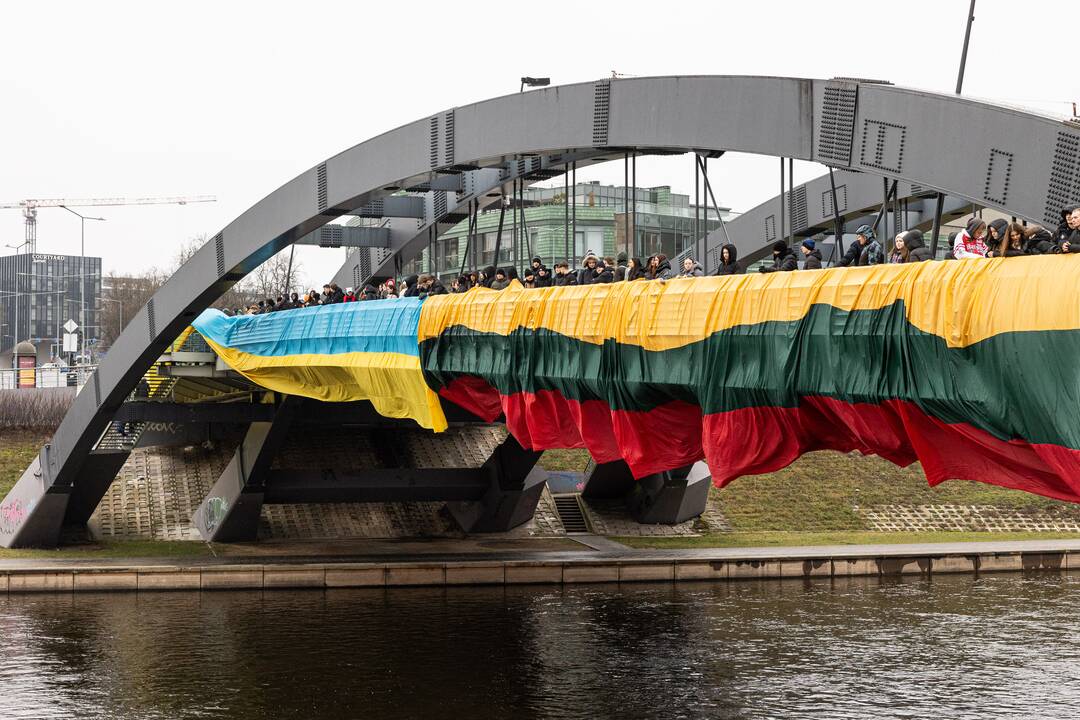 Ant Karaliaus Mindaugo tilto išskleistos Lietuvos ir Ukrainos vėliavos