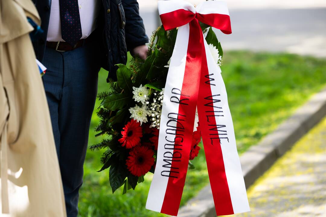 Gėlių padėjimo ceremonija Sapiegų parke prie „Černobylio motinos“ paminklo