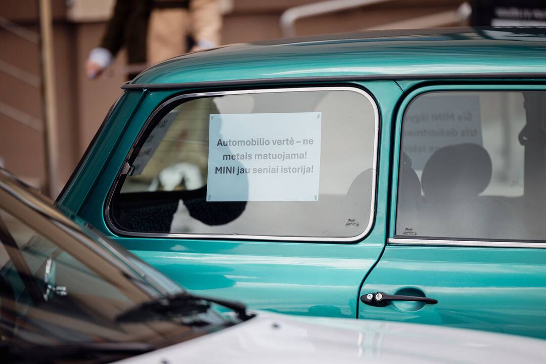 Senovinių automobilių ekspozicija prie Seimo