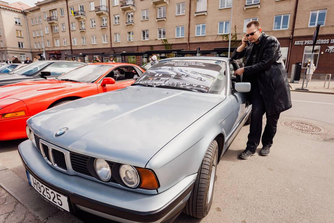 Senovinių automobilių ekspozicija prie Seimo