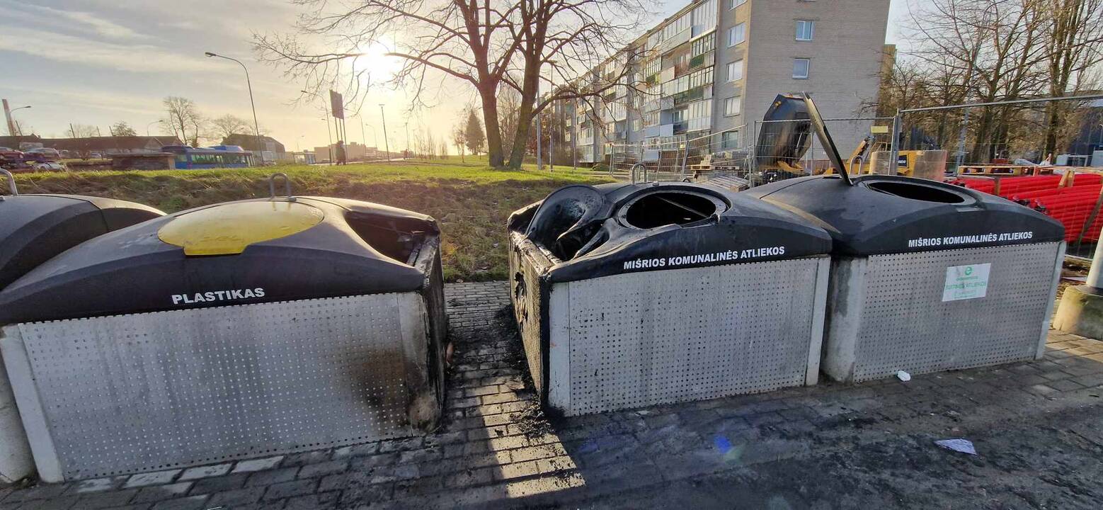 Pėdsakai: įtariama, kad požeminių konteinerių gaisrą sukėlė ir langus daužė tas pats asmuo.