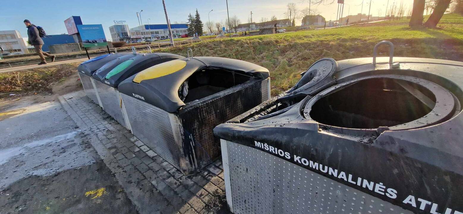 Pėdsakai: įtariama, kad požeminių konteinerių gaisrą sukėlė ir langus daužė tas pats asmuo.
