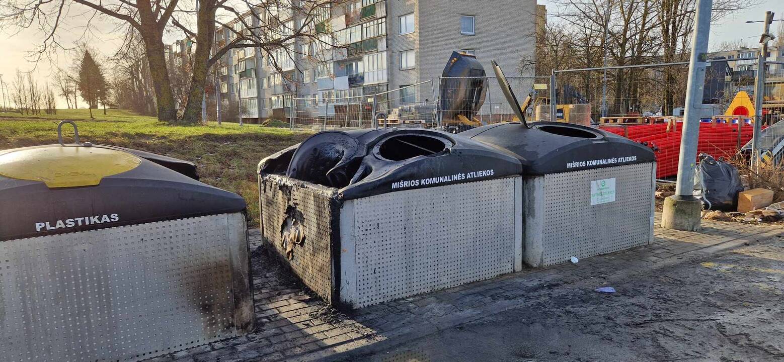 Pėdsakai: įtariama, kad požeminių konteinerių gaisrą sukėlė ir langus daužė tas pats asmuo.