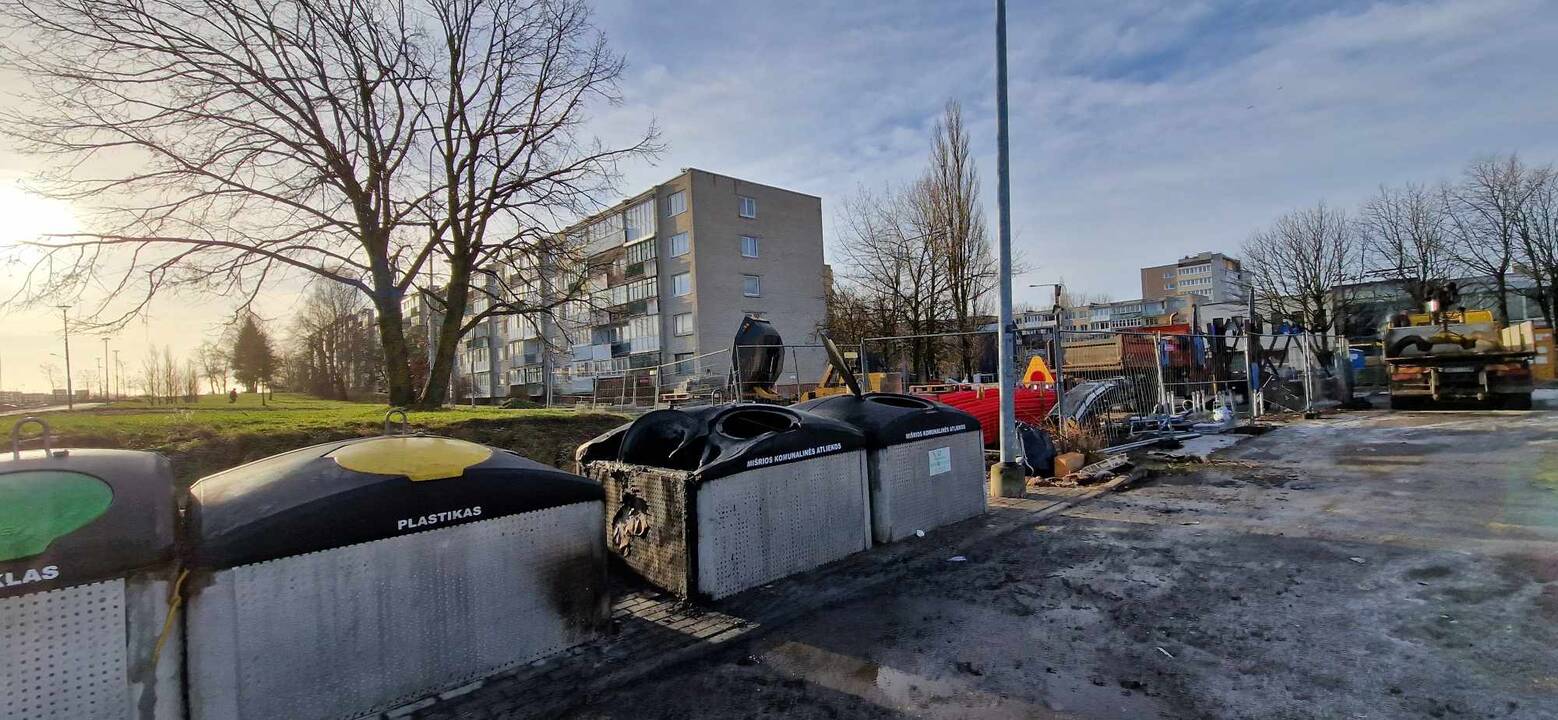 Pėdsakai: įtariama, kad požeminių konteinerių gaisrą sukėlė ir langus daužė tas pats asmuo.