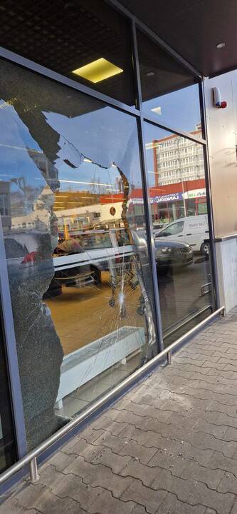 Pėdsakai: įtariama, kad požeminių konteinerių gaisrą sukėlė ir langus daužė tas pats asmuo.