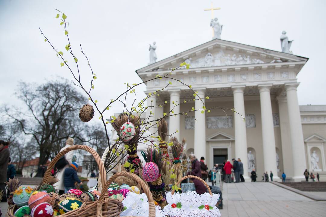 Tradicija: manyta, kad Verbų sekmadienį bažnyčioje visi būtinai turi laikyti po kadagio šakelę ar kitokią verbelę.