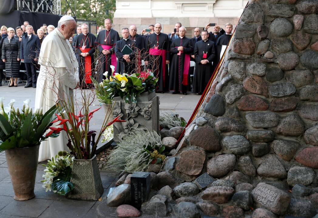 Popiežius Vilniuje pagerbė nacių ir sovietų aukas