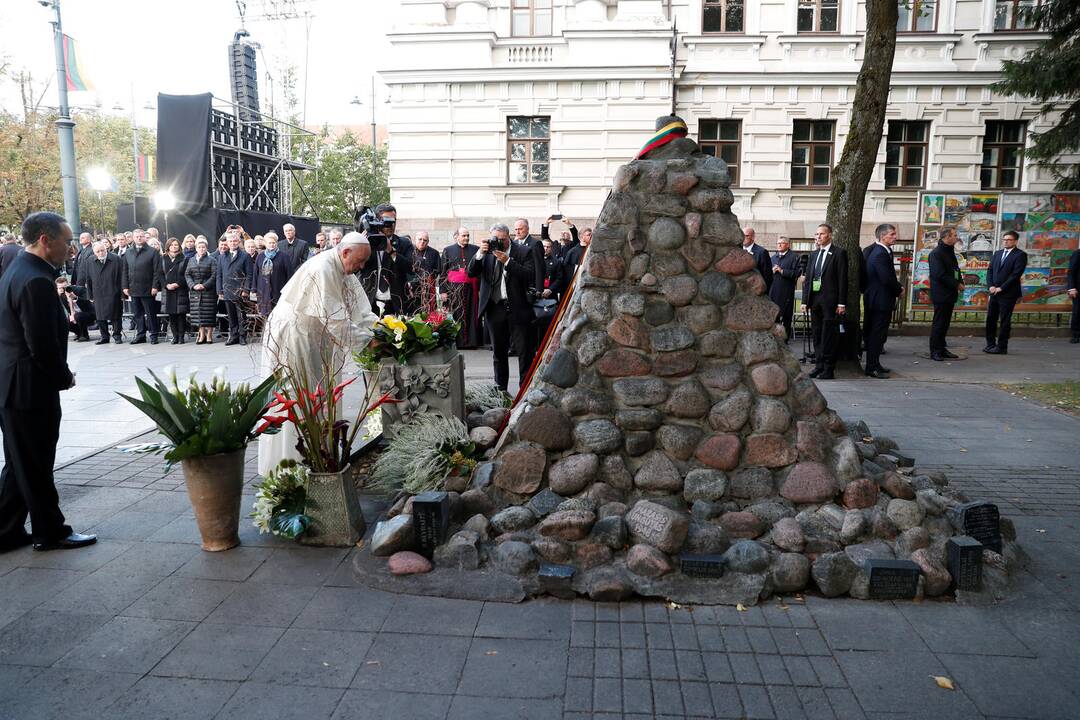 Popiežius Vilniuje pagerbė nacių ir sovietų aukas