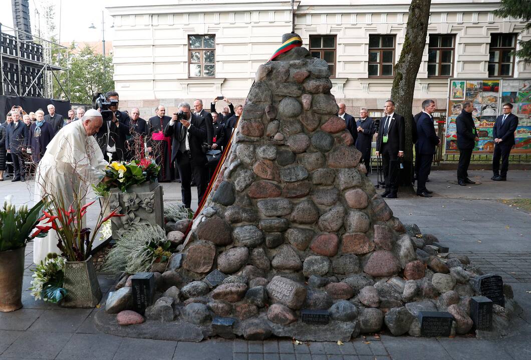 Popiežius Vilniuje pagerbė nacių ir sovietų aukas