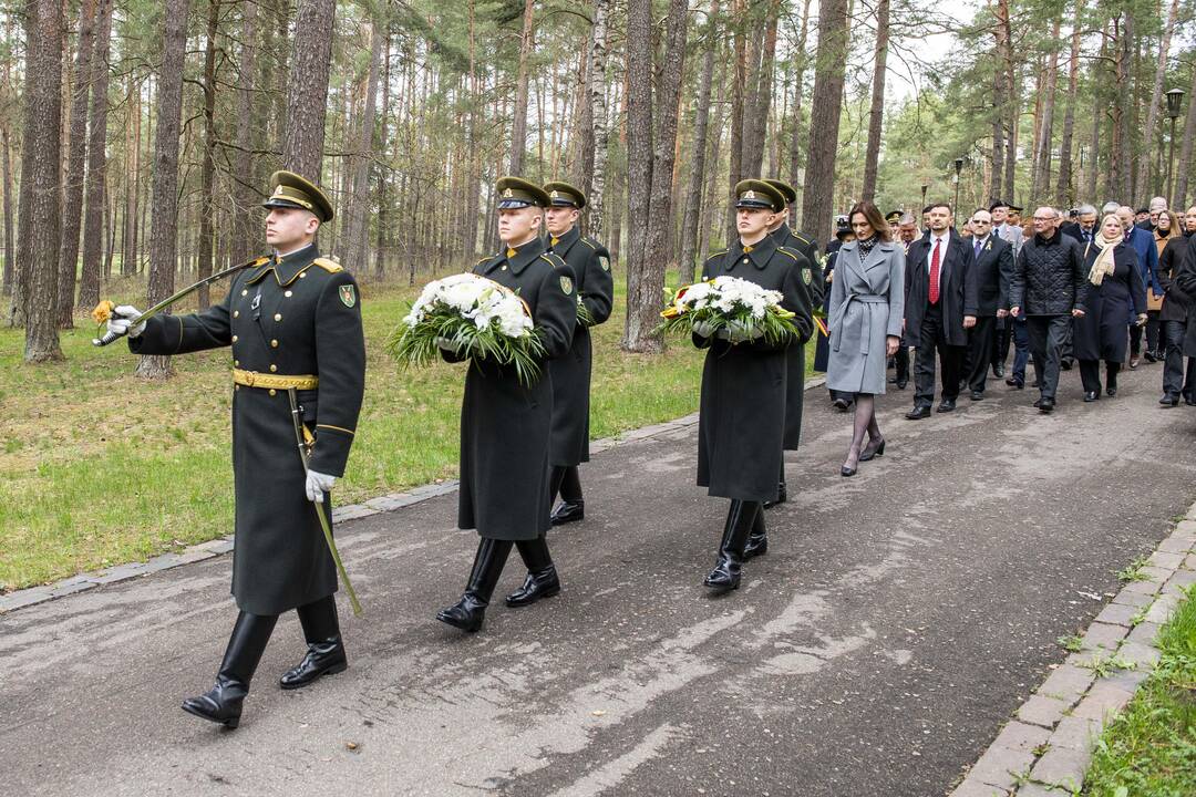 Seimo pirmininkė pagerbė Antrojo pasaulinio karo aukas, už laisvę kovojančią Ukrainą