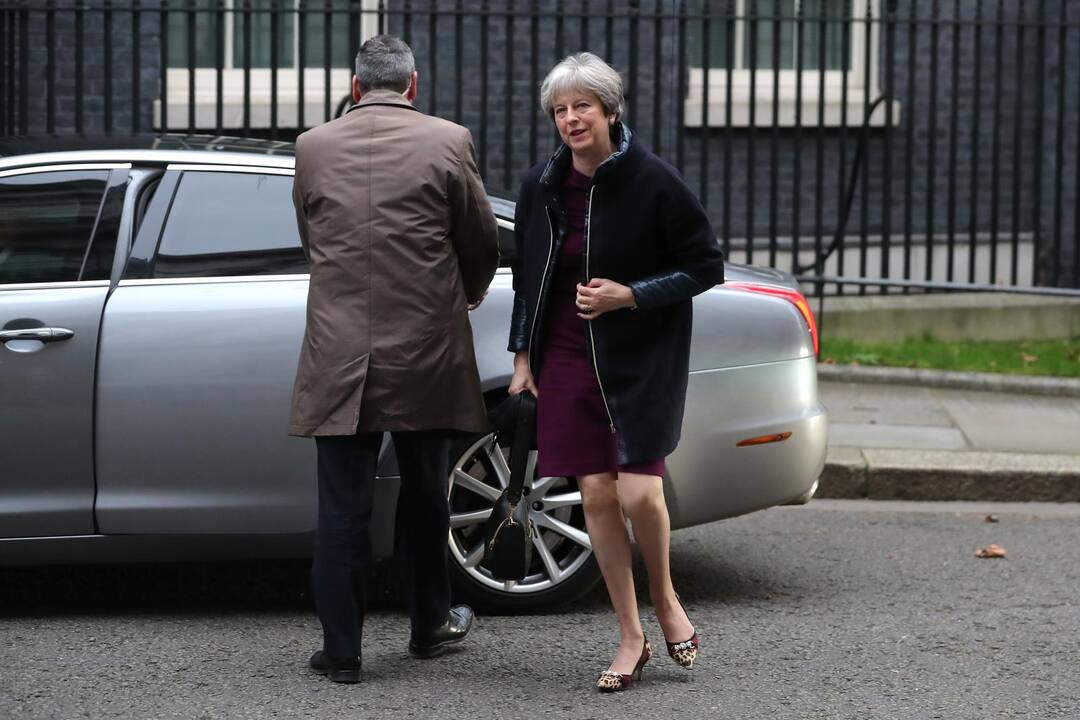 Britanijos premjerė pradėjo kabineto pertvarkymą