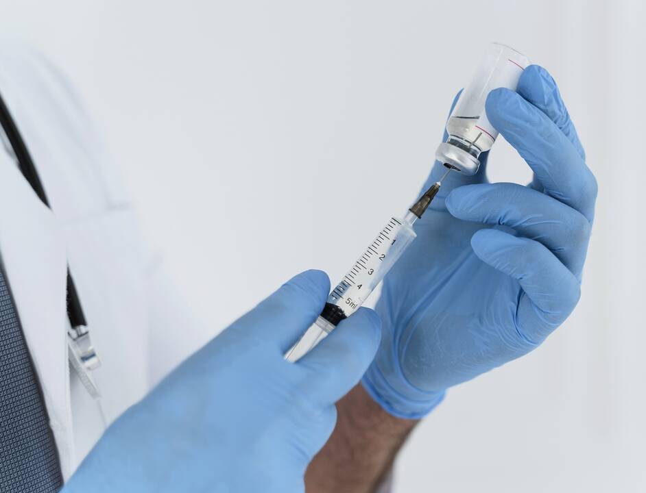 Jungtinėje Karalystėje nuo COVID-19 jau paskiepyti daugiau kaip 7 mln. žmonių