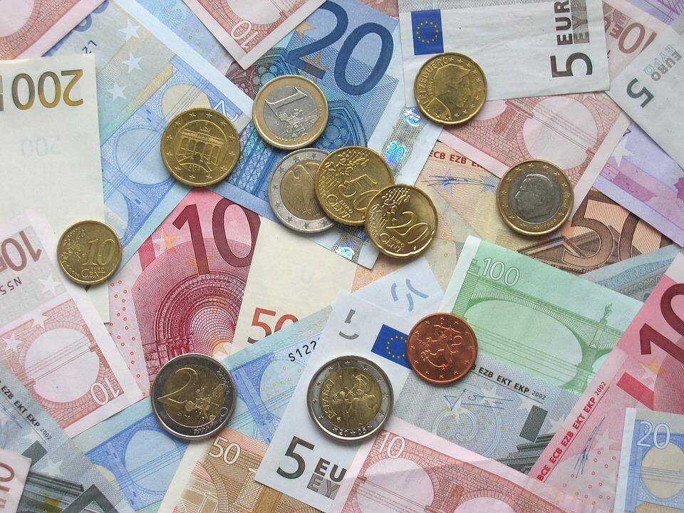 Lietuviai skolinasi namams, estai – automobiliams