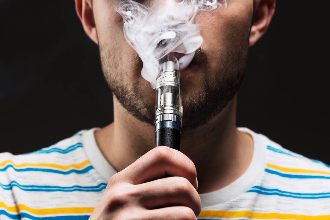 Apklausa: apie 60 proc. gyventojų palaikytų elektroninių cigarečių draudimą