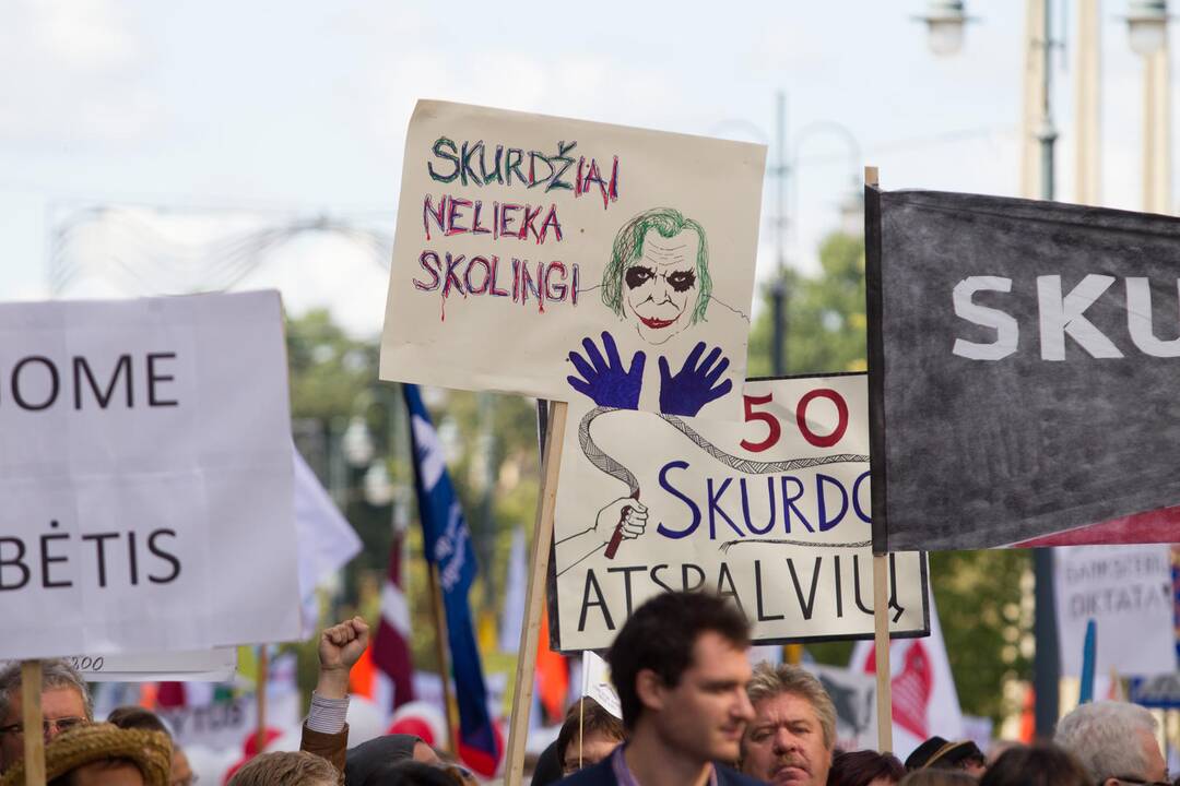 Miestiečiai dėl skurdo rizikuoja pasivyti kaimo gyventojus: kas dešimtas neturi pinigų duonai