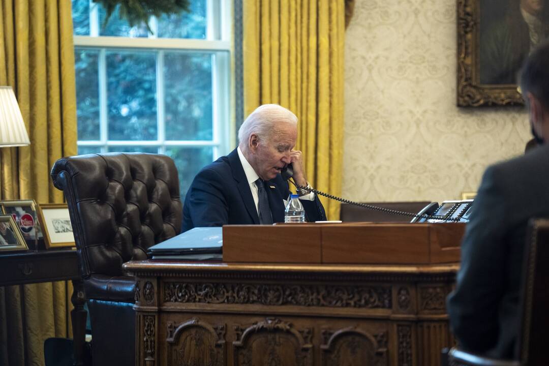 J. Bidenas per pokalbį su V. Zelenskiu pažadėjo paramą Ukrainai