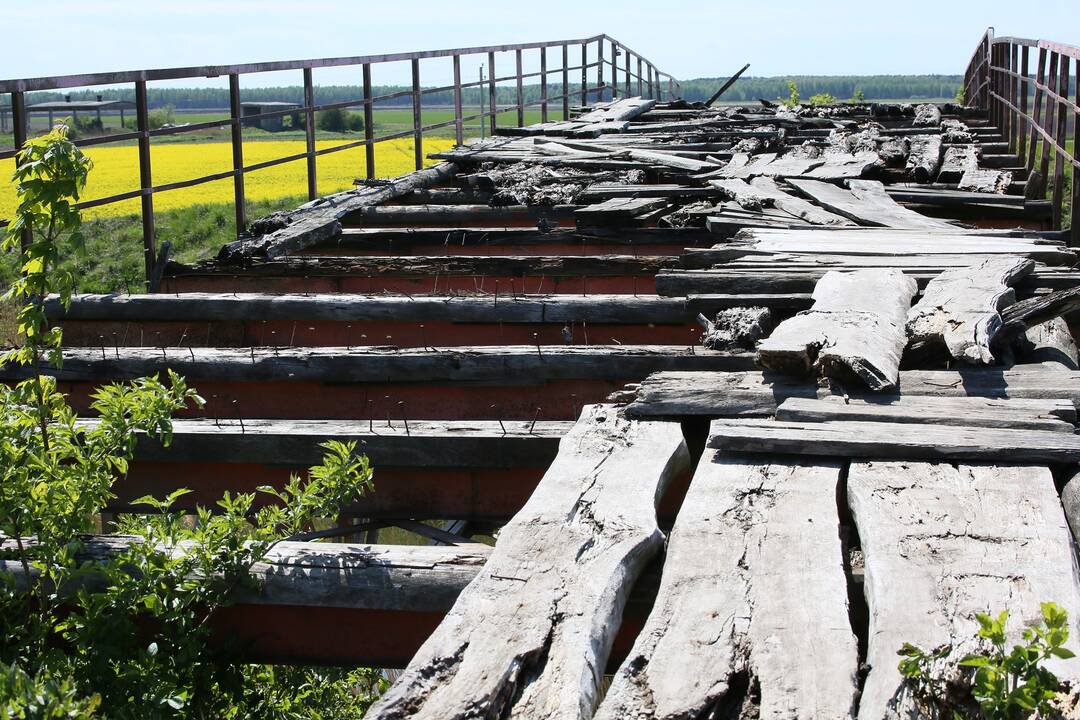 Realybė: taip šių metų vasarą atrodė baigiantis sugriūti Jokšų tiltas.