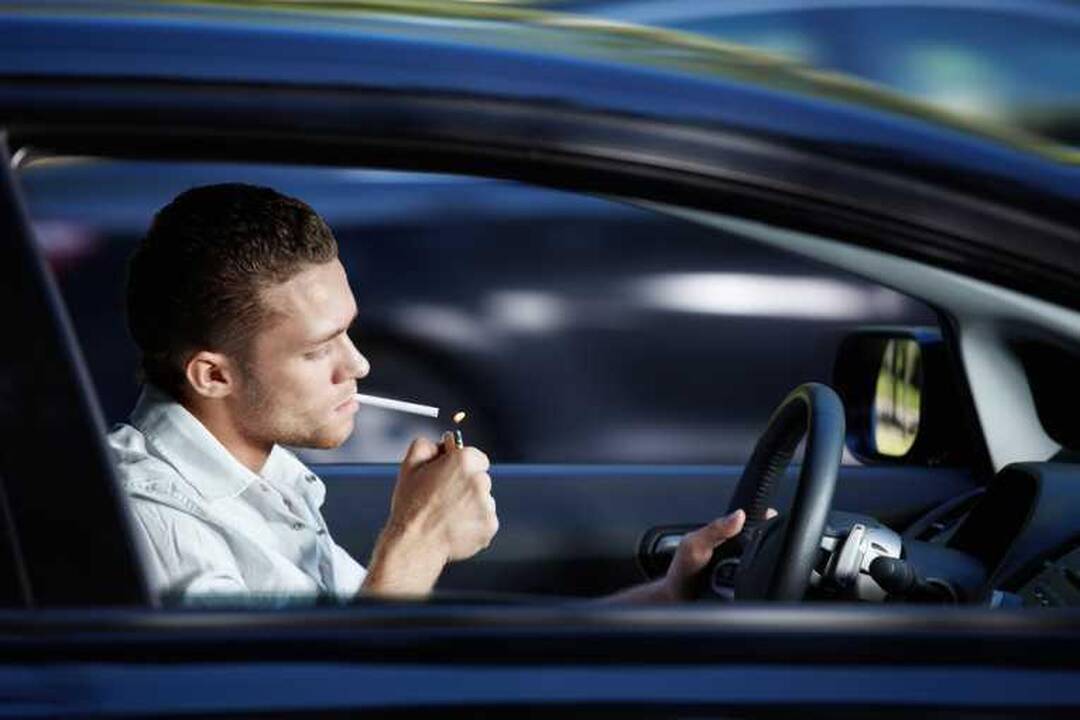 Rūkalai automobilyje ypač kenkia