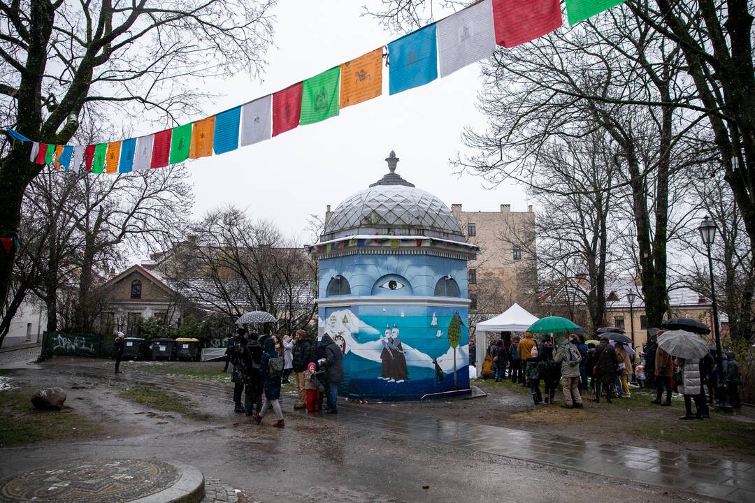 Tibeto skvere atidengta J. Užkuraitytės tapybos kompozicija