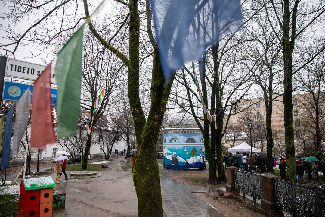 Tibeto skvere atidengta J. Užkuraitytės tapybos kompozicija