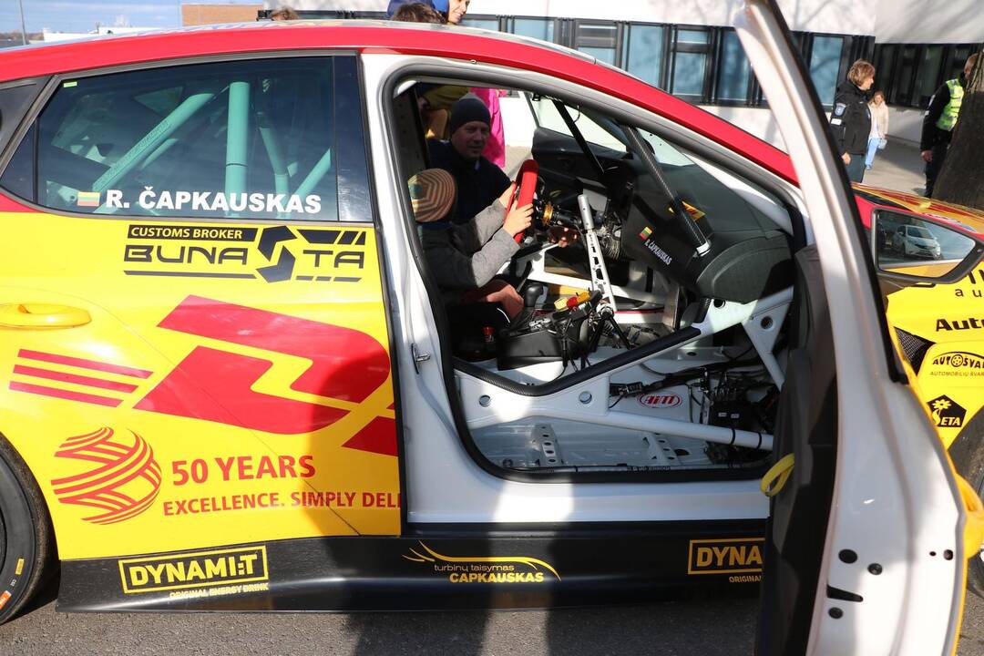 Pareigūnai mažiesiems ligoniams pristatė ralio automobilius