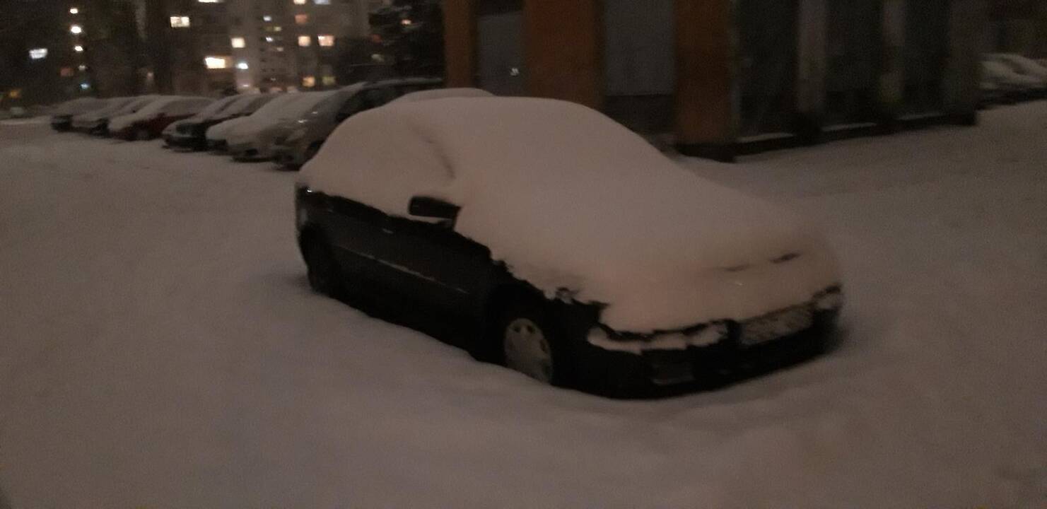 Apsnigti kauniečių automobiliai