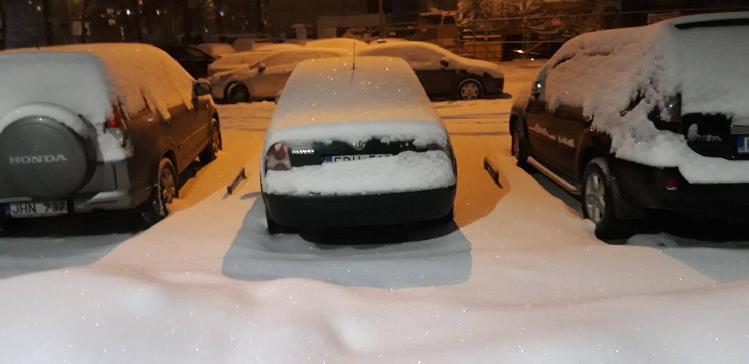 Apsnigti kauniečių automobiliai