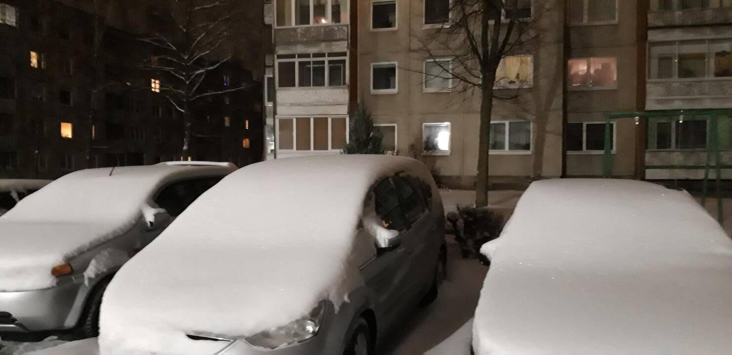 Apsnigti kauniečių automobiliai