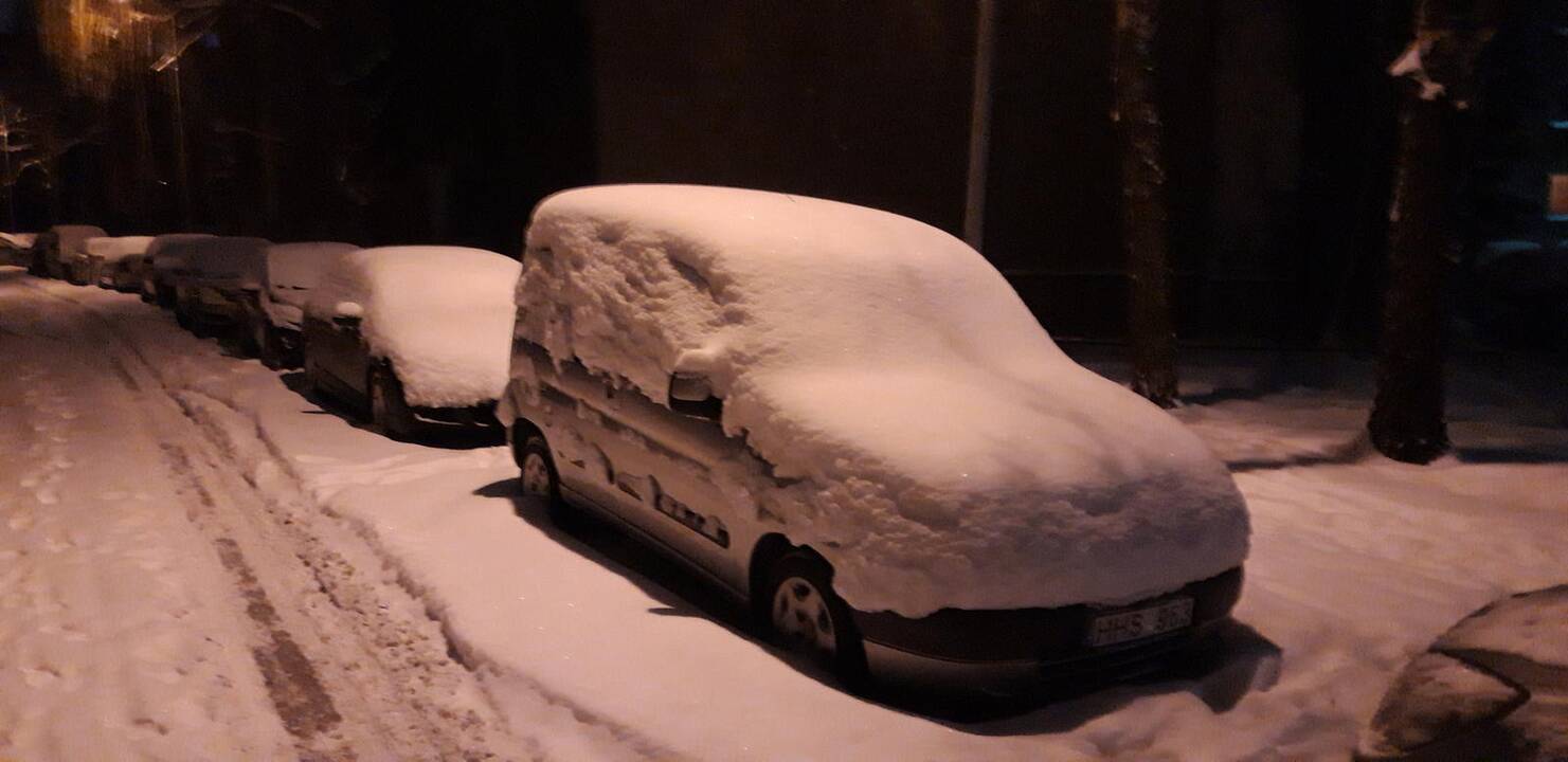 Apsnigti kauniečių automobiliai