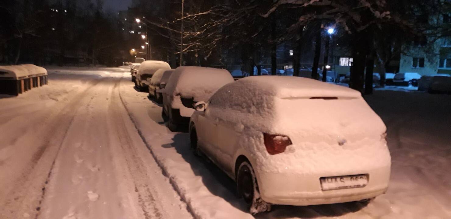 Apsnigti kauniečių automobiliai