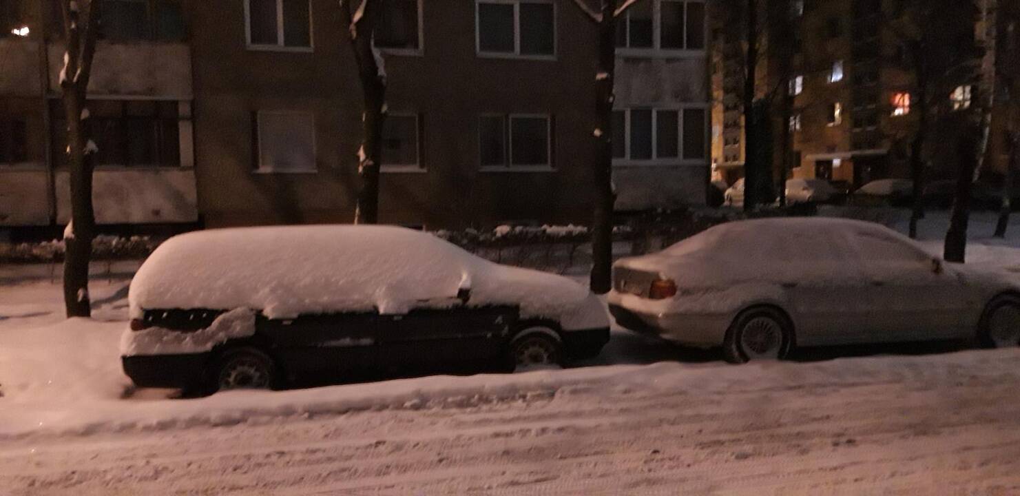 Apsnigti kauniečių automobiliai