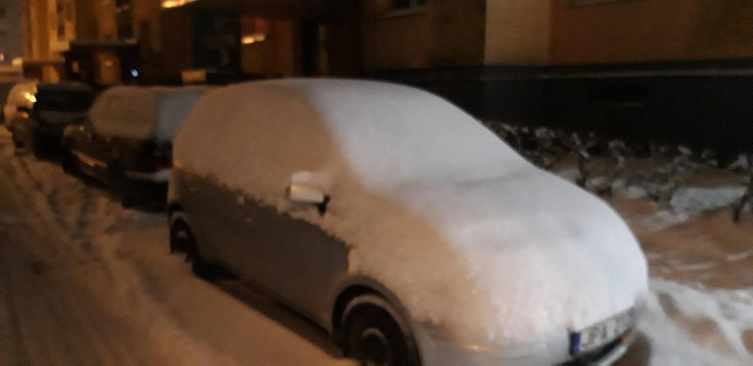 Apsnigti kauniečių automobiliai