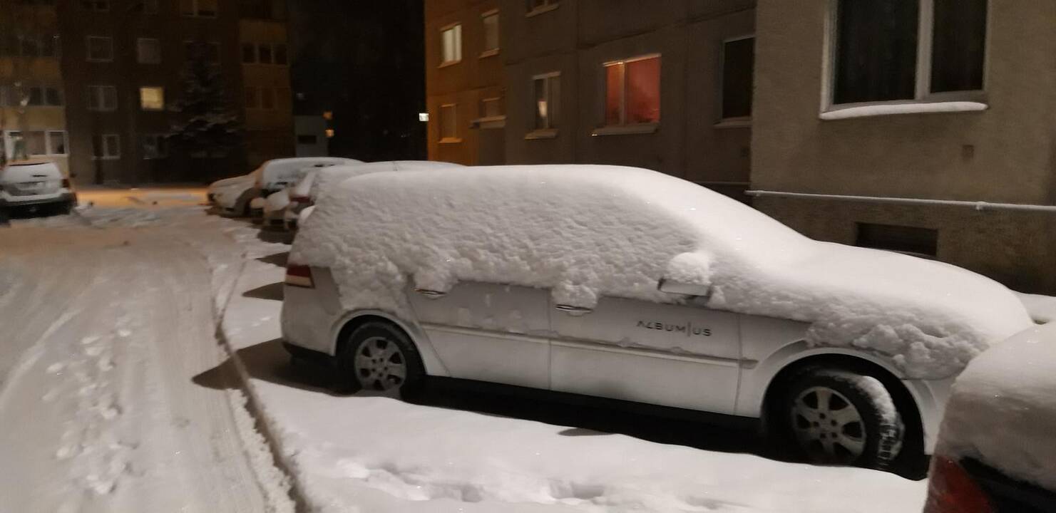 Apsnigti kauniečių automobiliai