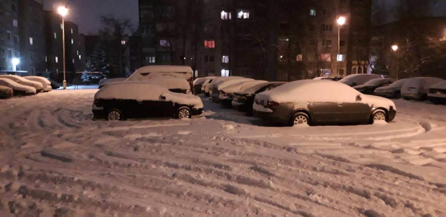 Apsnigti kauniečių automobiliai