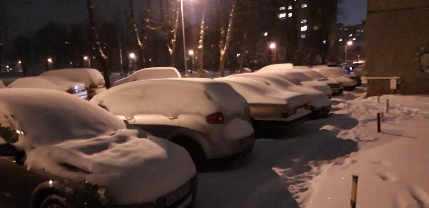 Apsnigti kauniečių automobiliai
