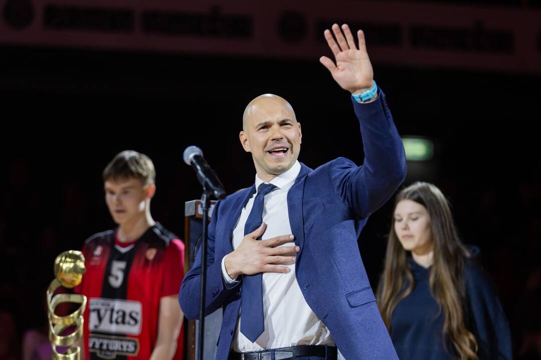 Stepono Babrausko marškinėliai pakelti į arenos palubes