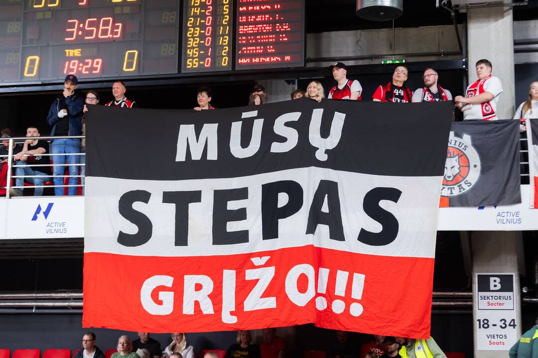 Stepono Babrausko marškinėliai pakelti į arenos palubes