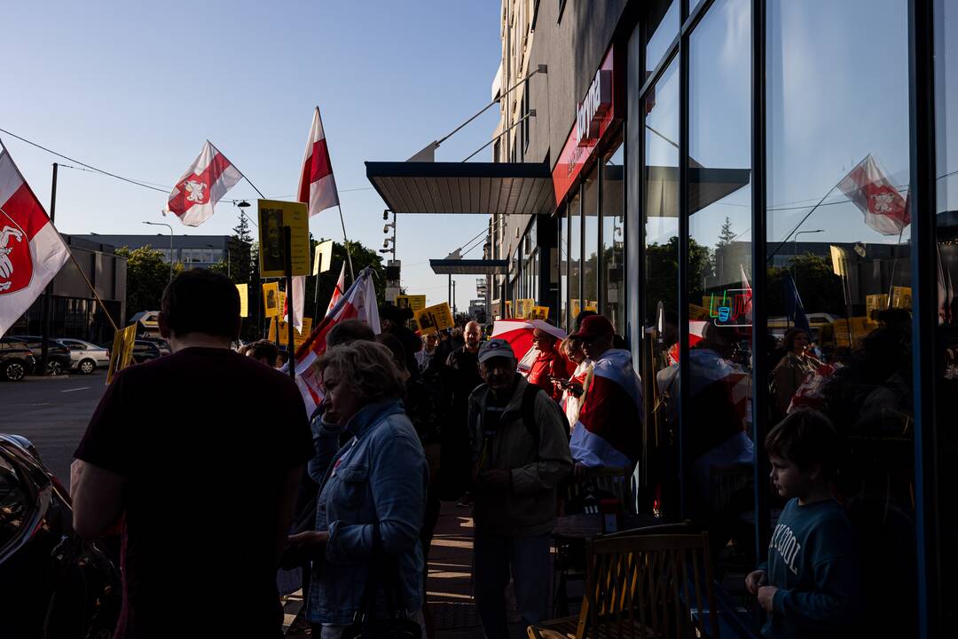 Baltarusių protestas prie Baltarusijos ambasados
