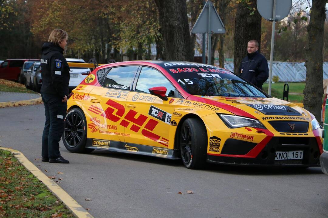 Pareigūnai mažiesiems ligoniams pristatė ralio automobilius