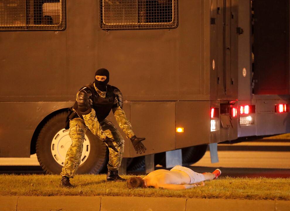 Baltarusijoje pareigūnai suiminėja protestuotojus