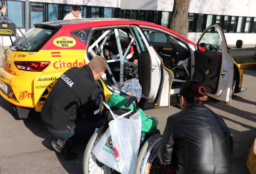 Pareigūnai mažiesiems ligoniams pristatė ralio automobilius