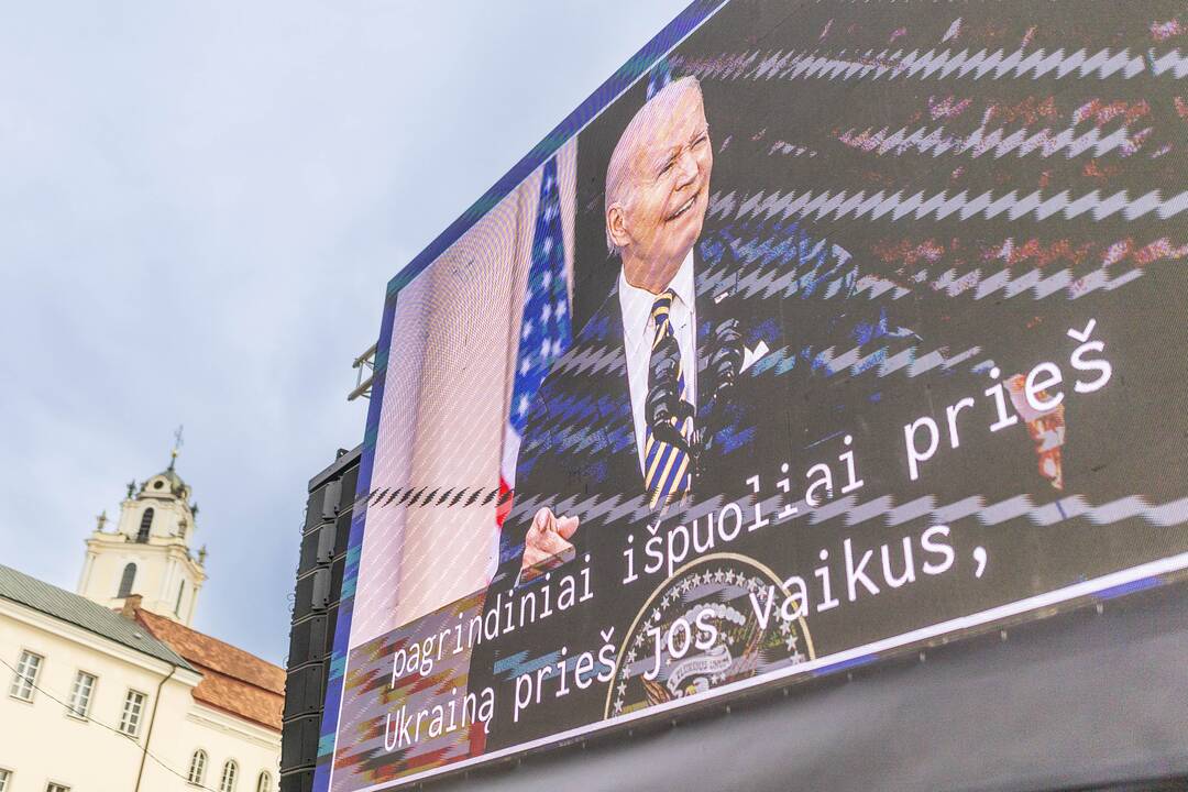 J. Bideno kalbos žmonės klausėsi ir S. Daukanto aikštėje šalia prezidentūros