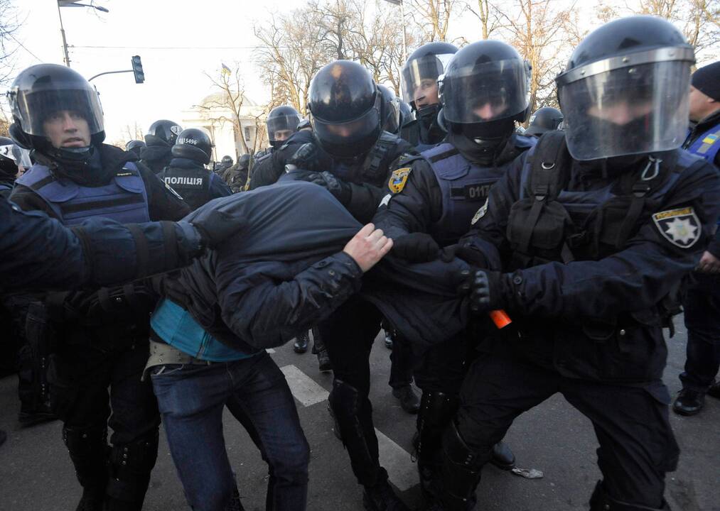 Kijeve protestuotojai susirėmė su policija